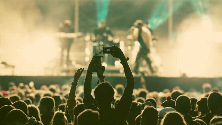 Tömeg egy koncerten