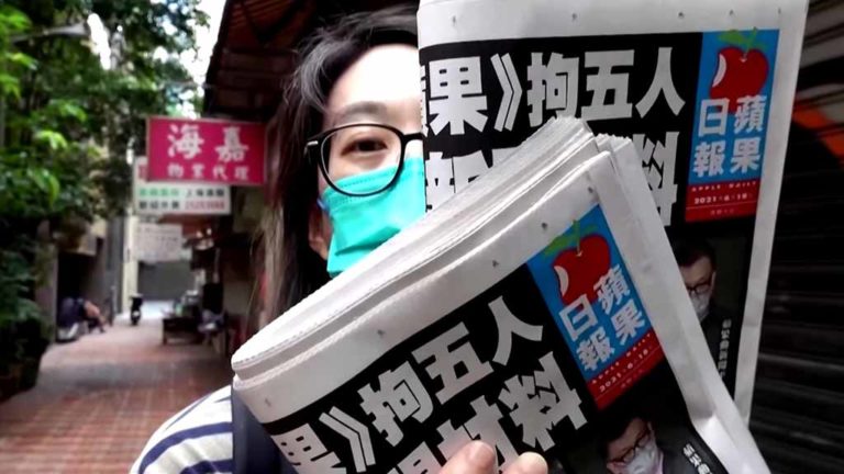 Az Apple Daily egyik lapszámát tartja kezében egy tüntető