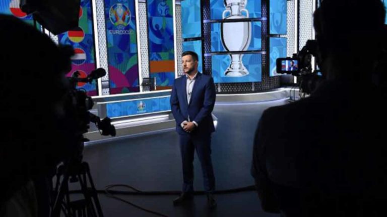 Papp Dániel az MTVA vezérigazgatója a megújult M4 Sport díszletében ad interjút