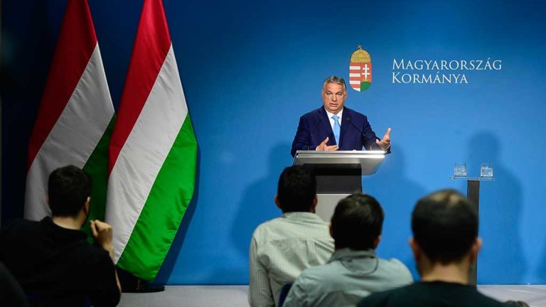 Orbán Viktor miniszterelnök a Kormányinfó sajtótájékoztatón a Miniszterelnöki Kabinetiroda sajtótermében