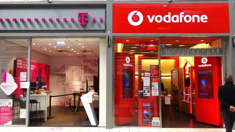 Telekom és Vodafone üzlet egymás mellett egy Auchan áruházban