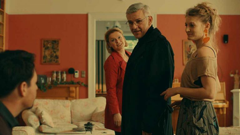 A Hentes, Alföldi Róbert szereplésével