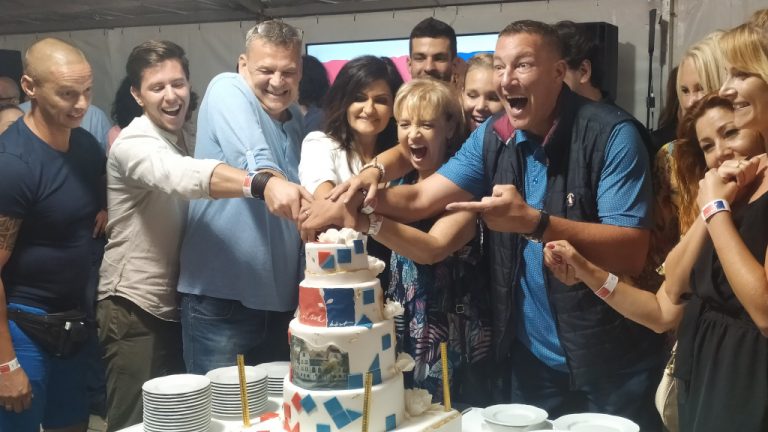 A Barátok közt utolsó részét követő búcsúbuli egyik pillanata: a stáb felvágja a tortát