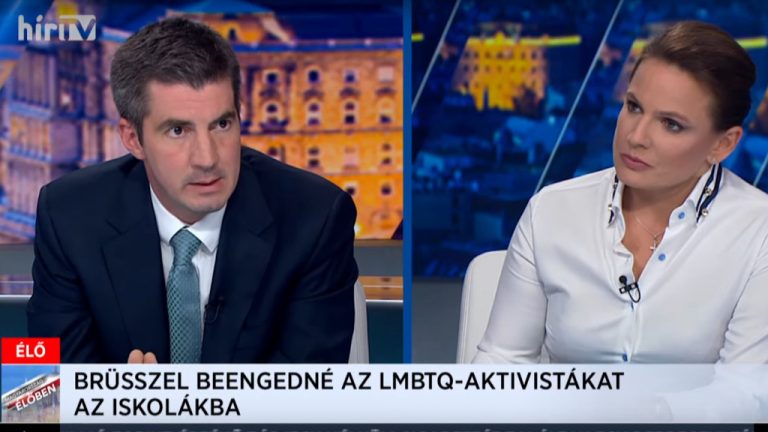 Földi Kovács Andrea, a HírTV volt műsorvezetője az utolsó adásban (jobbra), és Kocsis Máté fideszes frakcióvezető