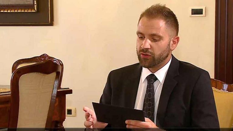 A Planet Tv riportere interjút készít Szíjjártó Péterrel