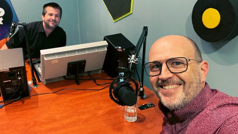 Wolf Gábor a Media1 2021.07.26-i műsorának felvételén (a képen jobbra)