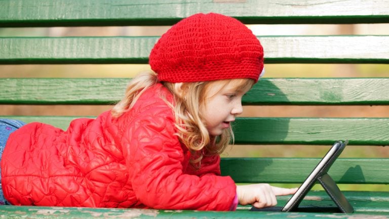 gyerek egy táblagép előtt, internetezés közben