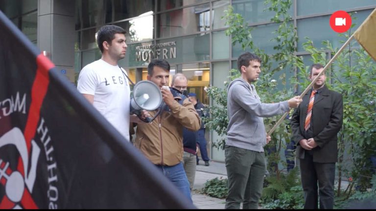 Horváth Tamás (balra) az Erő és Elszántság 2017-es tüntetésén