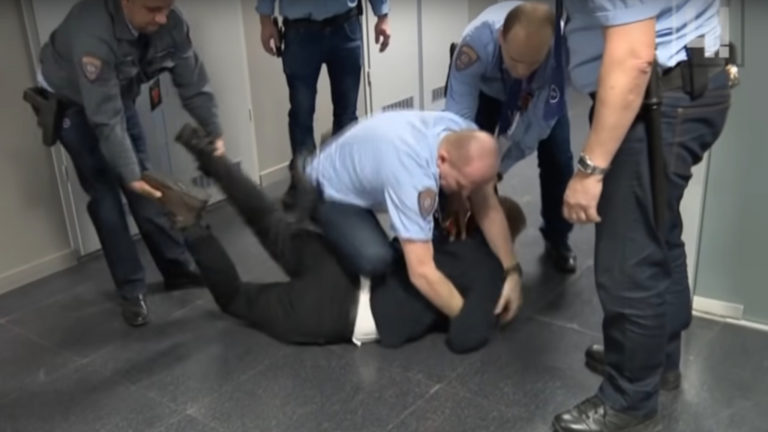 Biztonsági őrök Varju László (DK) országgyűlési képviselővel az MTVA épületében