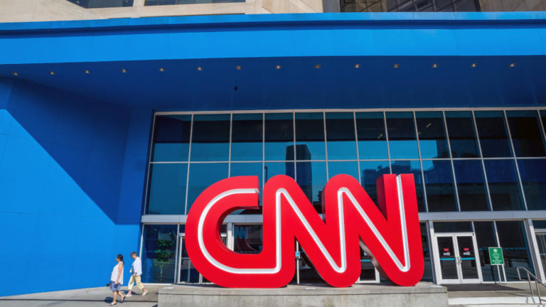 CNN logó a vállalat atlantai központja előtt.