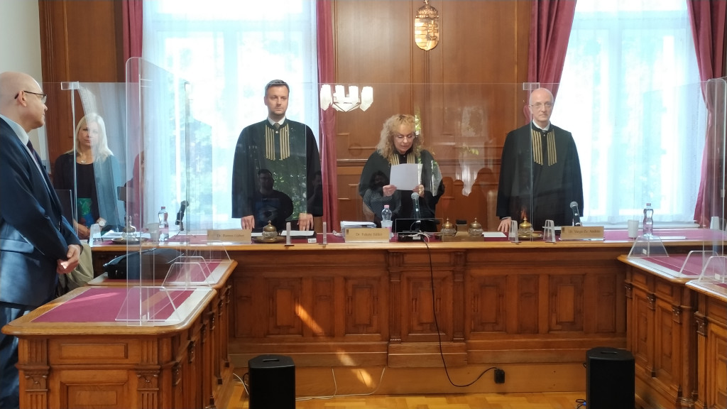 Határozathirdetés a Kúrián a Klubrádió vs Médiatanács ügyben, a 92,9 MHz rádiós pályázatból való kizárás kapcsán. A képen jobbra Varga Zs. András főbíró