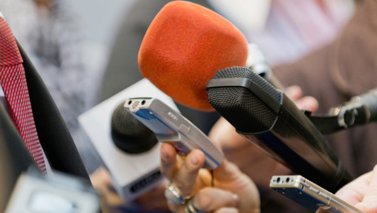sajtó, média, újságírás, interjú, sajtótájékoztató
