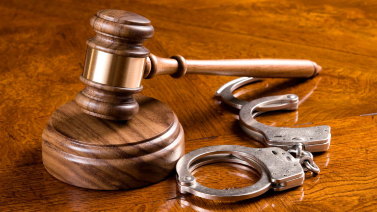 Bíróság, bilincs.