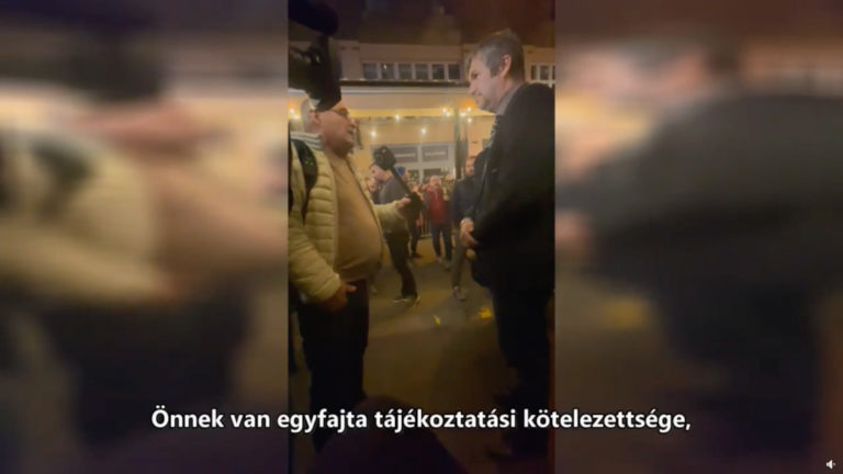 Császár Attila, az M1 riportere és Hadházy Ákos független országgyűlési képviselő.