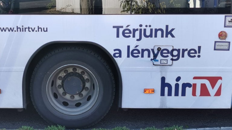 A kormánypárti Hir TV hirdetése a fővárosi 9-es buszon.