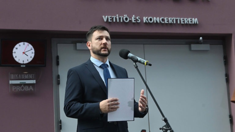 Papp Dániel, a Médiaszolgáltatás-támogató és Vagyonkezelő Alap (MTVA) vezérigazgatója beszédet mond a Sára Sándor vetítő- és koncertterem ünnepélyes átadásán az MTVA Kunigunda útjai székházában 2021. szeptember 22-én. A két éve elhunyt Kossuth-nagydíjas filmrendező, operatőr nevét viseli ezentúl az MTVA vetítő és koncertterme.