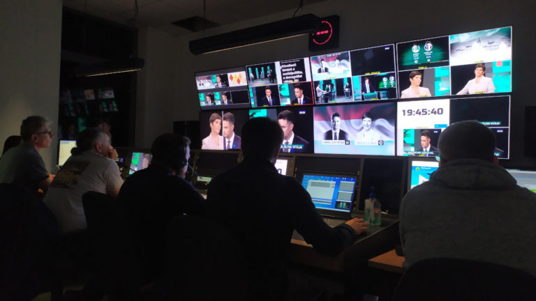 Az RTL Klub CRK stúdiójának vezérlőjében 2021.10.13-án, Dobrev Klára és Márki-Zay Péter tévévitája alatt