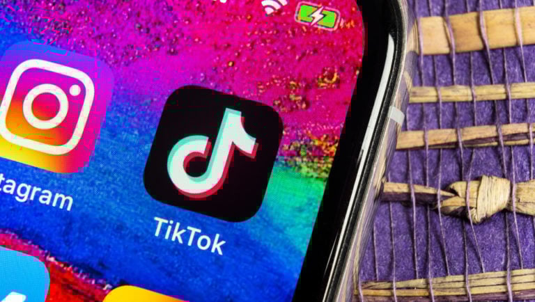 Tiktok applikáció egy mobiltelefonon