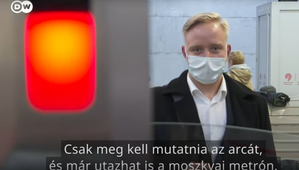 Arcfelismerés az orosz metróban/ A Deutsche Welle riportja