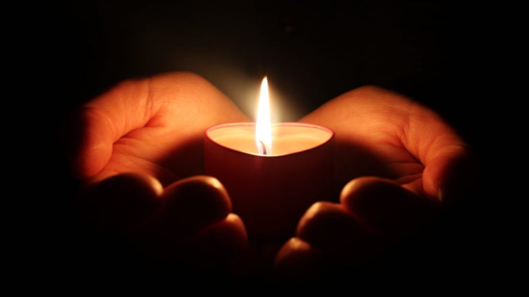 Gyertya, gyász, halál.