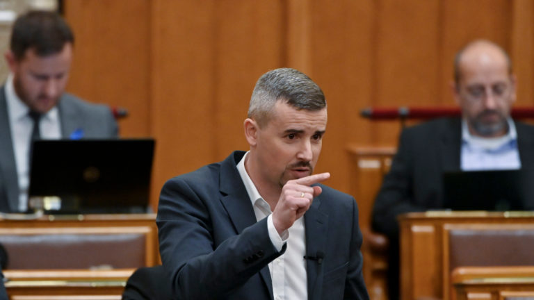 Jakab Péter, a Jobbik frakcióvezetője napirend előtt felszólal az Országgyűlés plenáris ülésén 2021. november 8-án.