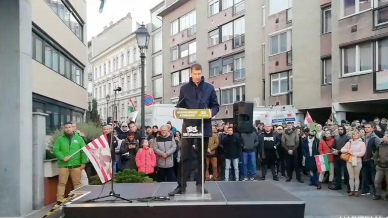 Szakács Árpád a Mi Hazánk Mozgalom tüntetésén.