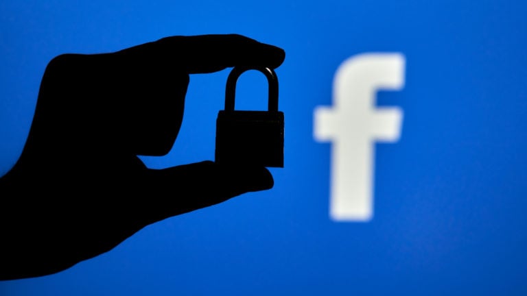 Facebook, lakat, kitiltás.