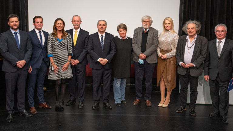 Papp Dániel, a Médiaszolgáltatás-támogató és Vagyonkezelő Alap (MTVA) vezérigazgatója (b) és Dobos Menyhért, a Duna Médiaszolgáltató Nonprofit Zrt. vezérigazgatója (j) a díjazottakkal 2021. december 8-án az MTVA Sára Sándor vetítő- és koncerttermében, ahol idén harmadik alkalommal adták át a közmédia legrangosabb díjait. Balról jobbra Németh Balázs, az M1 műsorvezetője - Egyesy Géza-díj, Miklósa Erika Kossuth- és Liszt Ferenc-díjas operaénekes - Dohnányi Ernő-díj, Gulyás István szerkesztő-műsorvezető - Herczeg Ferenc-díj, Hajdú B. István - Knézy Jenő-díj, Baraczka Eszter - Egyesy Géza-díj, Vitézy László Balázs Béla-díjas producer, forgatókönyvíró, filmrendező, érdemes és kiváló művész - Sára-Csoóri Életműdíj, Bényi Ildikó műsorvezető - Wacha Imre-díj és a Karinthy-gyűrűvel kitüntetett Laár András humorista, költő, zeneszerző, színész.