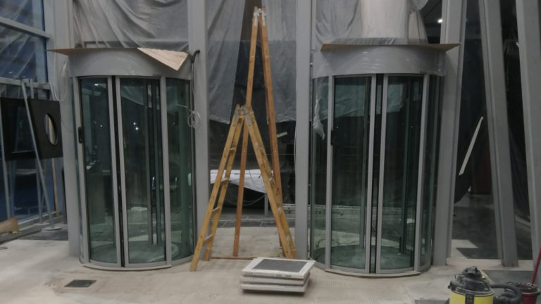 Az MTVA épülő beléptető kapui.