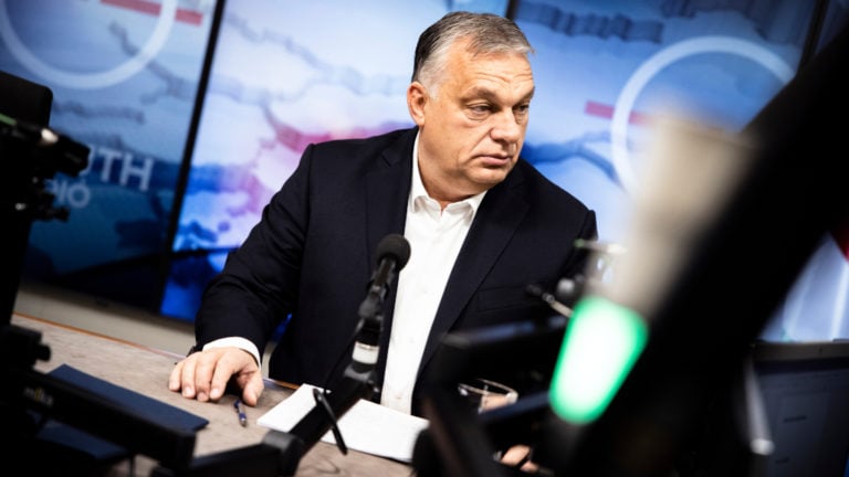 A Miniszterelnöki Sajtóiroda által közreadott képen Orbán Viktor kormányfő a Kossuth Rádió stúdiójában, ahol interjút adott a Jó reggelt, Magyarország! című műsorban 2021. november 26-án.