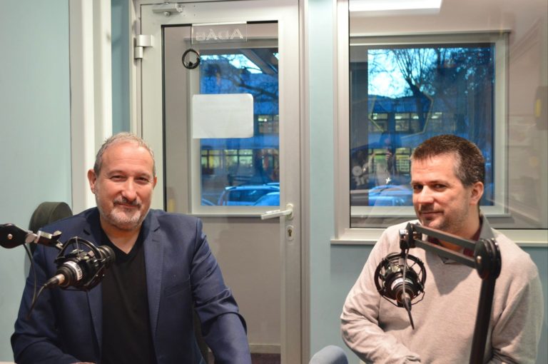 Radnai Péter televíziós műsorvezető, kreatív producer, DJ a Media1 podcast felvételén Szalay Dániel társaságában