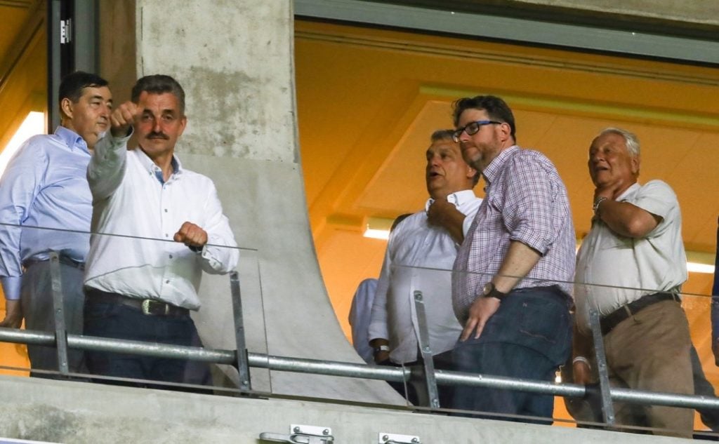 Szöllősi György Orbán Viktor páholyában.