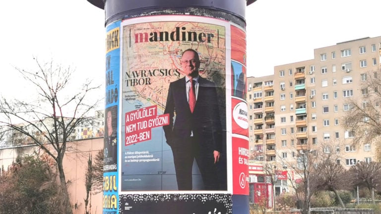 Mandiner újság, Navracsics Tibor, közterületi plakát, hirdetőoszlop, lakótelep