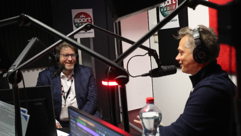 Sportrádió: Szöllősi György tulajdonos és Harsányi Levente műsorvezető a mikrofonnál