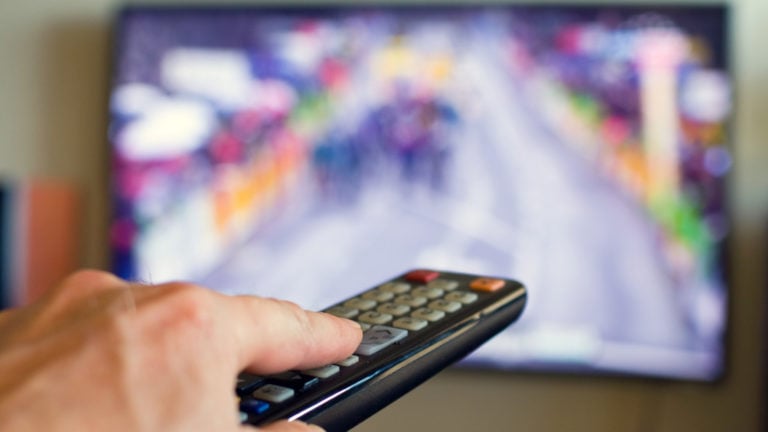 TV, távirányító.