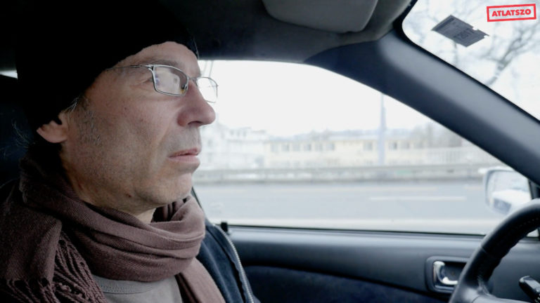 Becker András, az Átlátszó korábbi újságírója az oknyomozó portál egyik videójában.