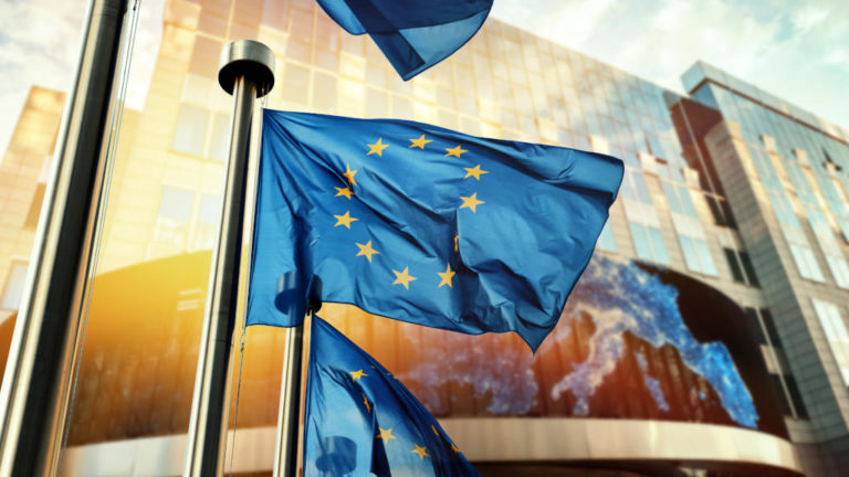 EU-s zászlók az Európai Parlament brüsszeli épülete előtt.