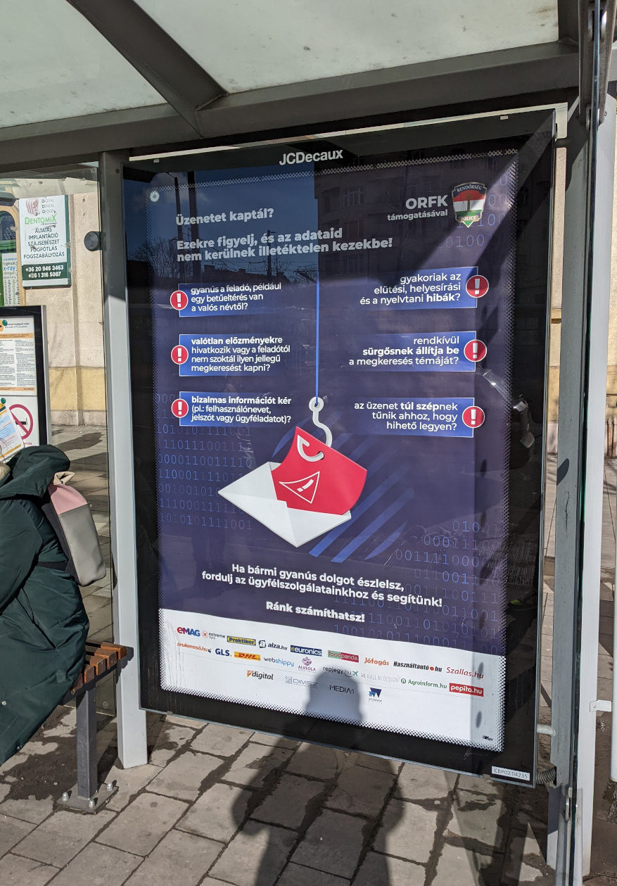 Az adathalászat elleni kampány egyik korábbi plakátja Budapesten.