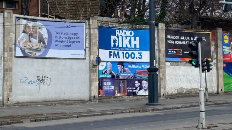 Radio Dikh és rtl.hu plakátok egy közterületi plakáthelyen Budapesten