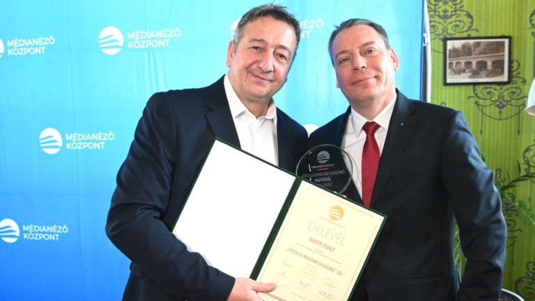 Bayer Zsolt, a Magyar Nemzet publicistája (b), miután átvette a Médianéző Központ által alapított Jótollú magyar újságíró díjat Boros Bánk Leventétől, a Médianéző Központ igazgatójától (j) a Városliget Caféban 2022. március 10-én.