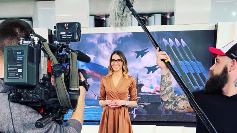 Déri Stefi, a HírTV műsorvezetője, a Megafon influenszere.