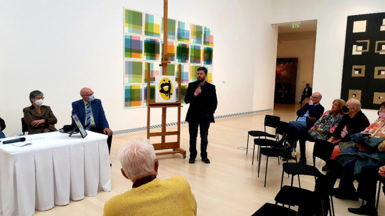 Kovács Gábor, a HVG újságírója a Tarnói Gizella-díj átadóján.