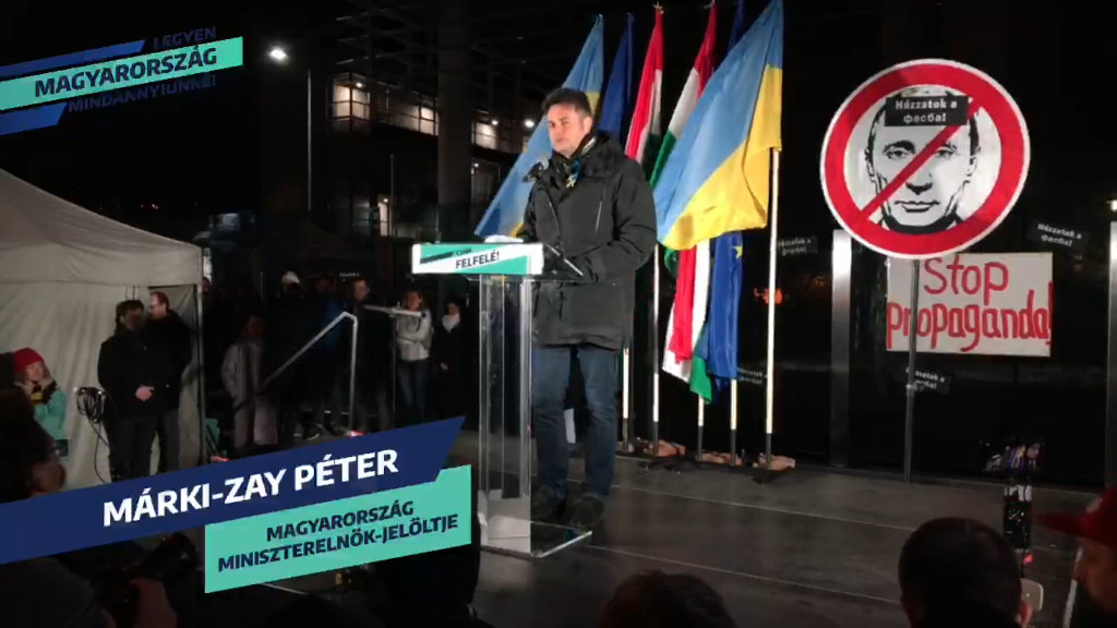 Márki-Zay Péter miniszterelnök-jelölt beszél az MTVA gyártóbázisa előtti demonstráción 2022.03.06-án