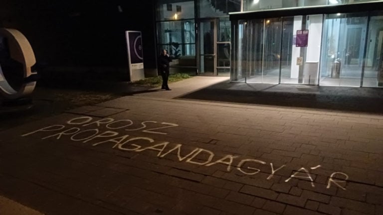 „Orosz propagandagyár”-felirat az MTVA bejárata előtt.
