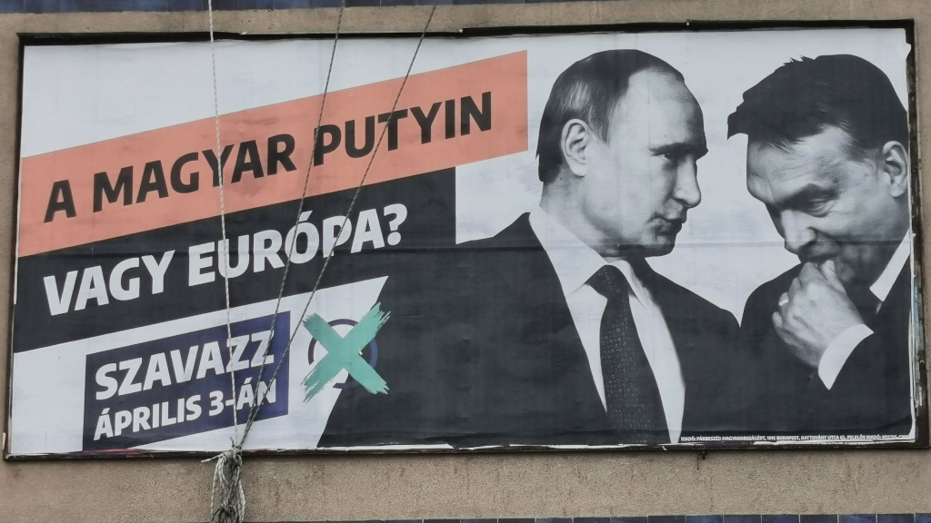 A magyar Putyin vagy Európa? Ellenzéki hangvételű választási plakát Budapesten 2022 márciusában Vlagyimir Putyin és Orbán Viktor fotójával