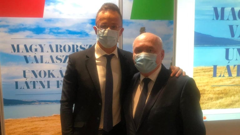 Szijjártó Péter külgazdasági és külügyminiszter, valamint Hende Csaba kormánypárti országgyűlési képviselő a szombathelyi kampányeseményen.