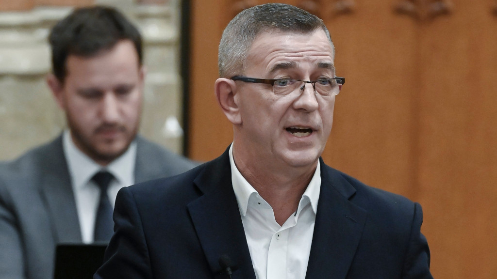 Szilágyi György jobbikos képviselő azonnali kérdést tesz fel az Országgyűlés plenáris ülésén 2022. március 10-én.