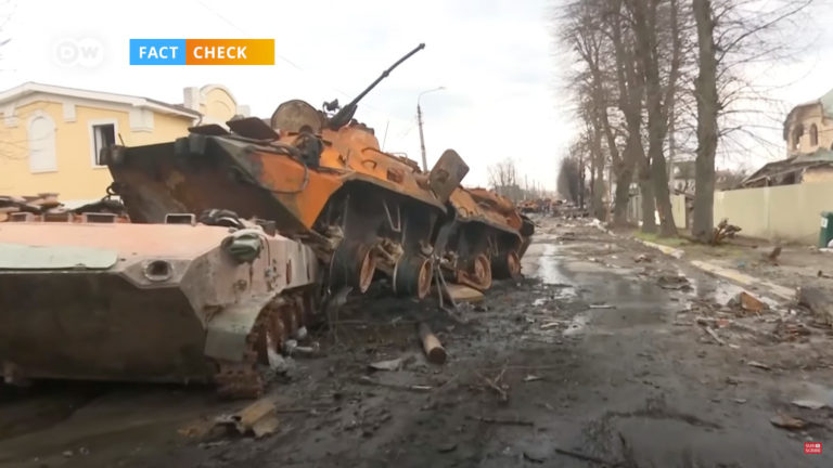 Részlet a Deutsche Welle tényellenőrző videójából a bucsai mészárlás kapcsán.