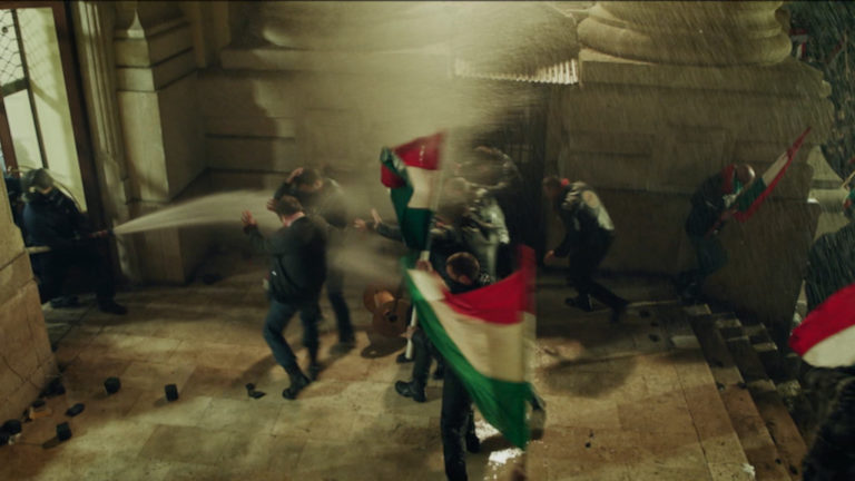 Az ElkXrtuk című film egyik jelenete.