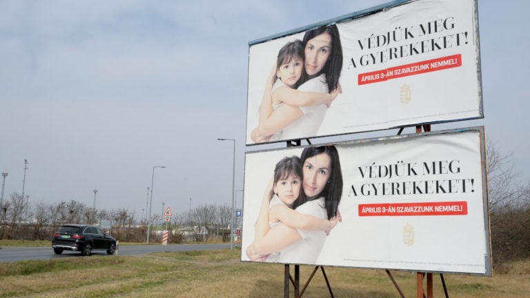 A népszavazásról szóló, a kormány megbízásából készített óriásplakátok Budapesten, a Nagykőrösi úton 2022. március 30-án.